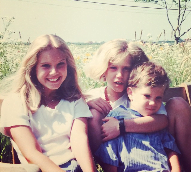 Elizabeth aparece junto a sus hermanos Caroline “Chuck” y Charlie.