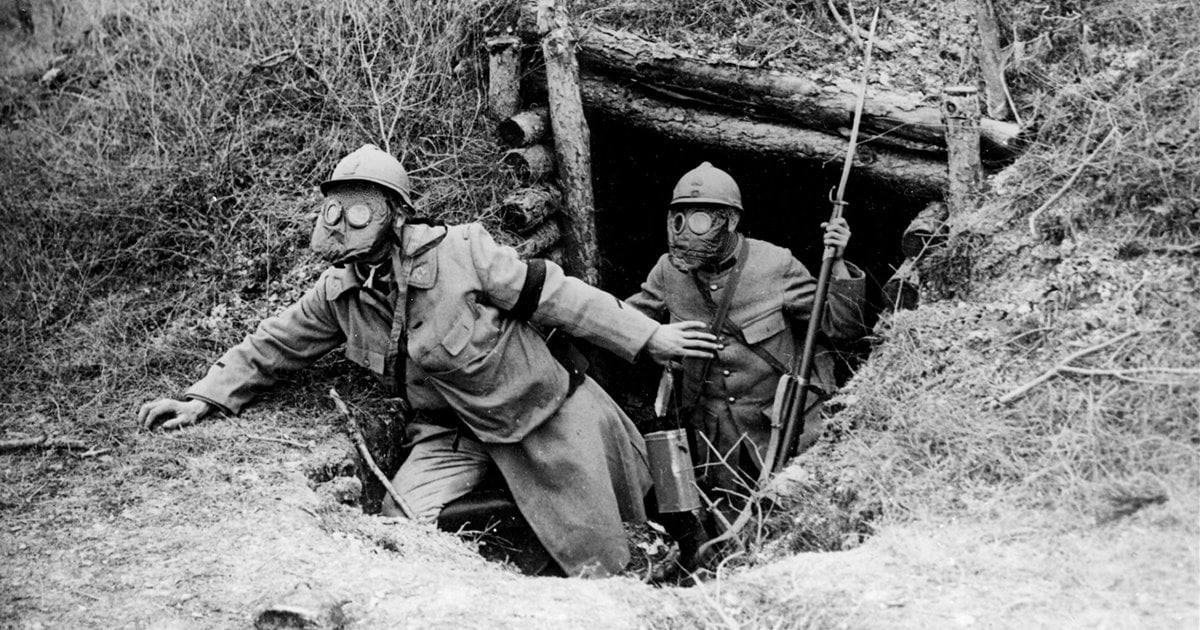 soldados-franceses-saliendo-de-su-refugio-con-mascaras-de-gas-durante-la-primera-guerra-mundial_2557ba65_1200x630