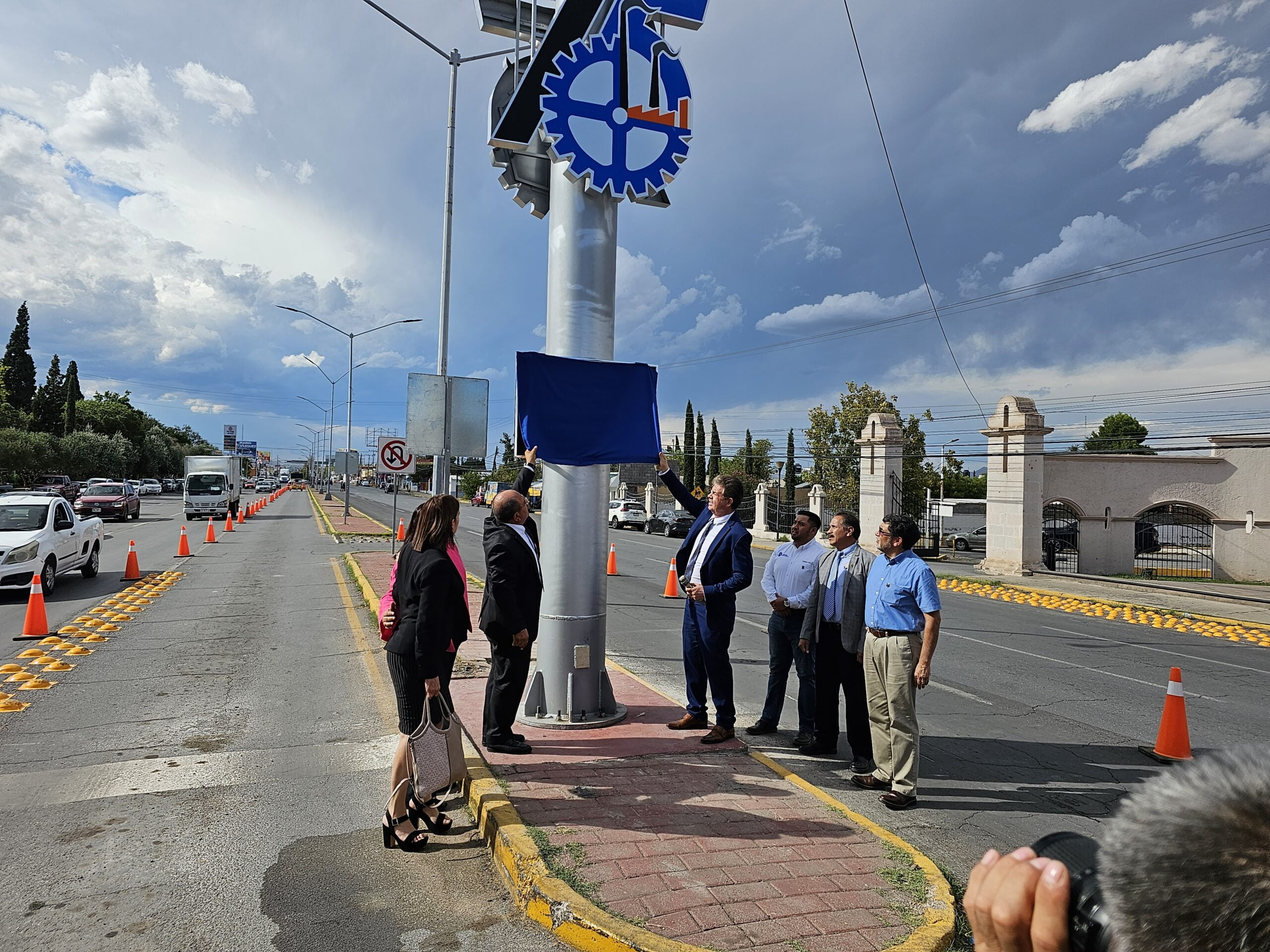 Develación de la placa conmemorativa