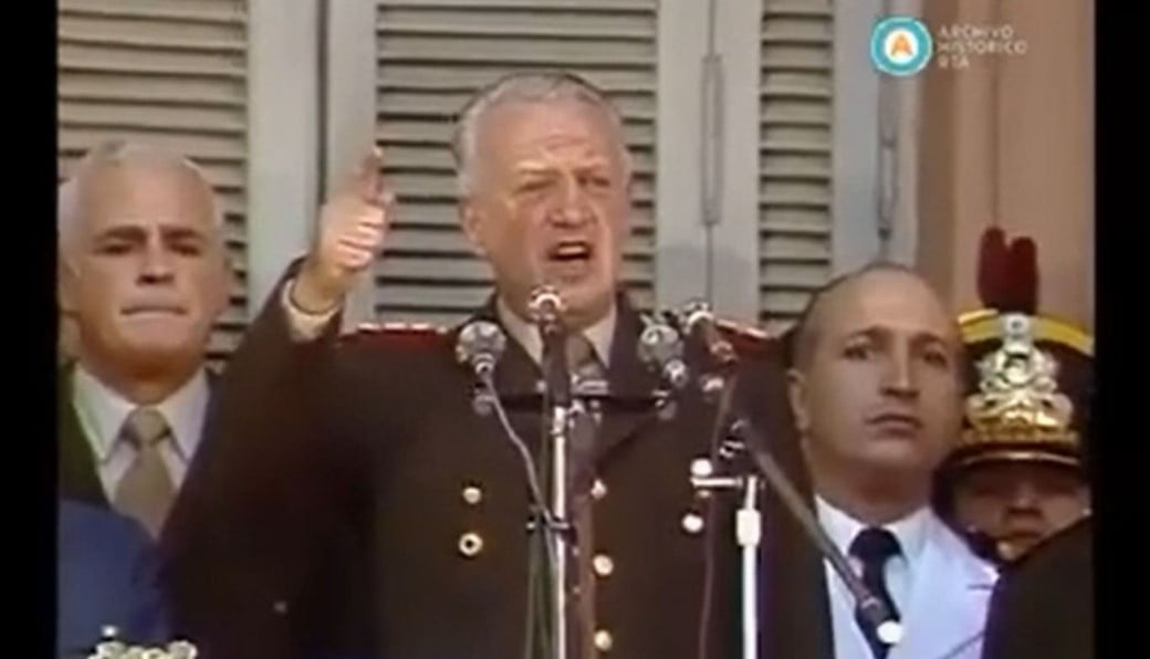 Leopoldo Galtieri desde un balcón de la Casa Rosada.