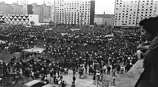 Manifestantes congregados en la Plaza de las Tres Culturas. 