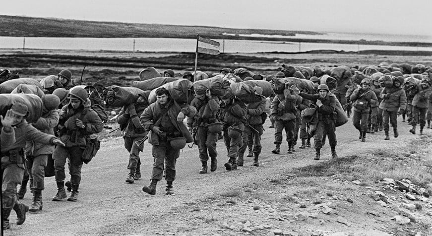 Jóvenes argentinos durante la guerra de las Malvinas.