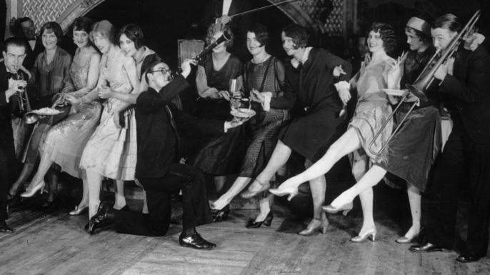 flappers-dancing-while-musicians-perform