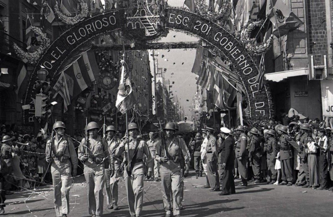 Entrada del escuadrón 201 a la Ciudad de México.