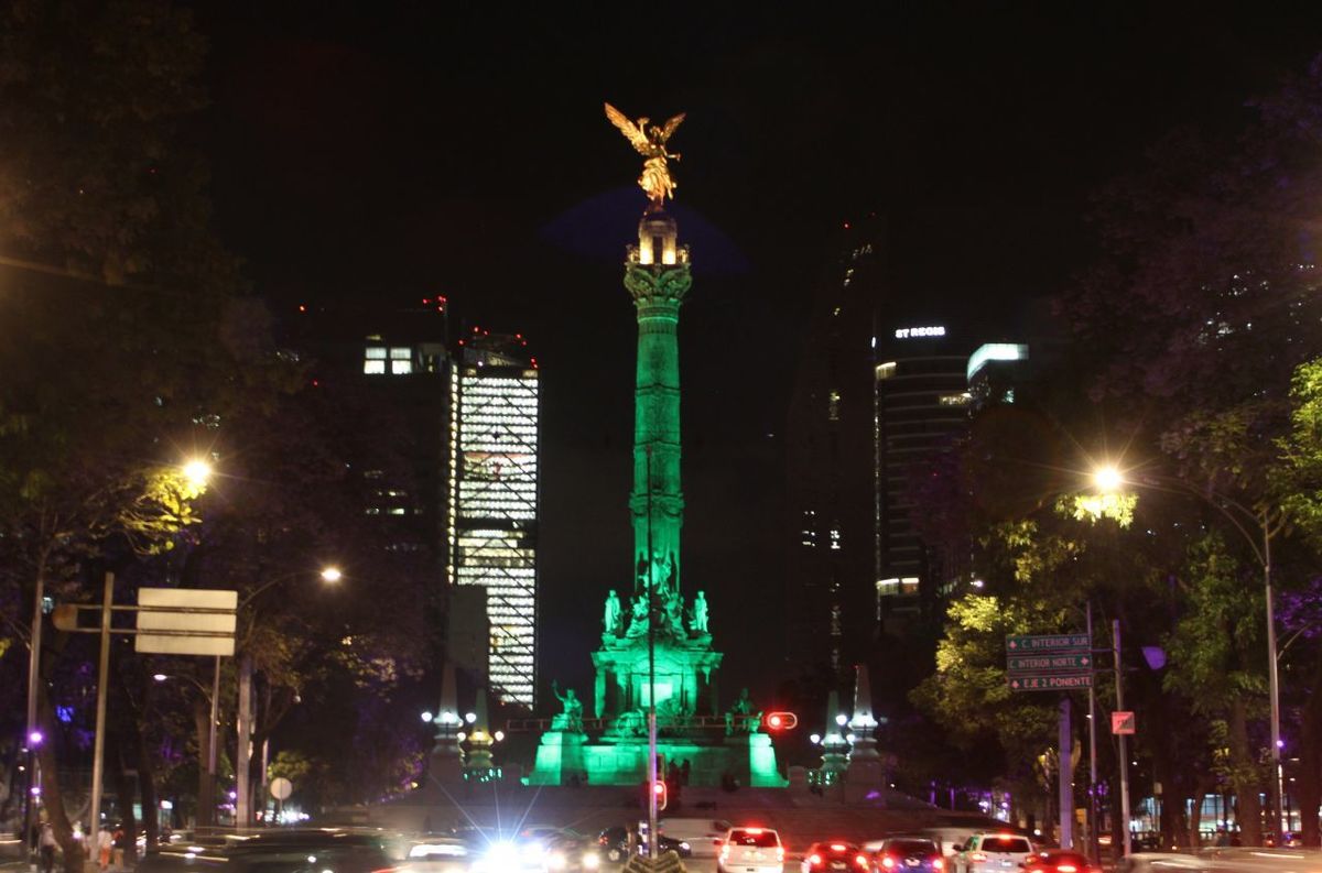 Ciudad De MÉxico, 17marzo2017. El Angel De La Independencia, Se Ilumino De Verde Para Festejar Por Segundo Año Consecutivo El Día De San Patricio, Que Es El Santo Patrono De Irlanda Y En Donde El Día De Mañana Se Realizará Un Desfile En La Colonia Condesa. Foto: Antonio Cruz /cuartoscuro.com