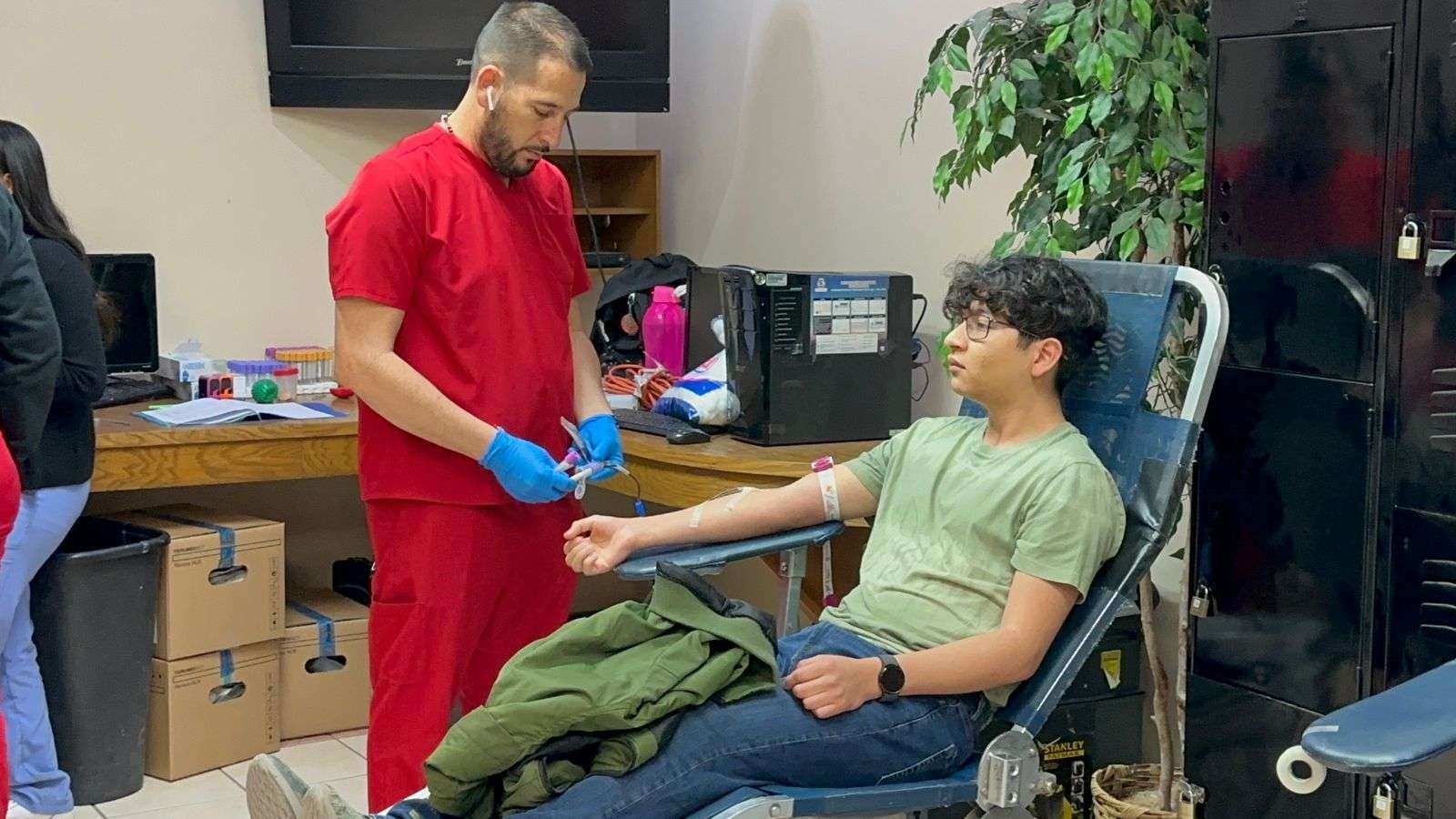 Alumno donando sangre.