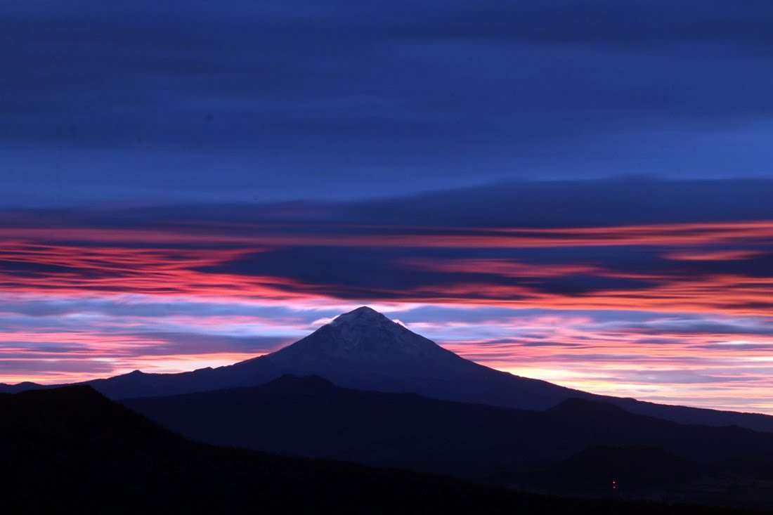 El Frente Frio No 29 Afecta A Casi Todo El Pais Con Bajas Temperaturas, Bancos De Niebla, Lluvias Y Nevadas. Imagen Del Amanecer Con El Volcan Popocatepetl Cubierto De Nubes Y Colores Espectaculares.